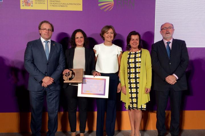 La cabraliega Jessica López recibe el Premio de Excelencia a la Innovación de manos de la ministra de Agricultura y del Comisario de Agricultura y Desarrollo Rural de la UE