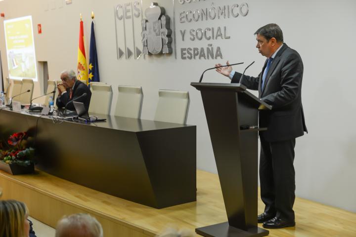 Luis Planas: “El relevo generacional, el reconocimiento de la mujer y la adaptación digital son elementos clave para el impulso de la actividad agraria”